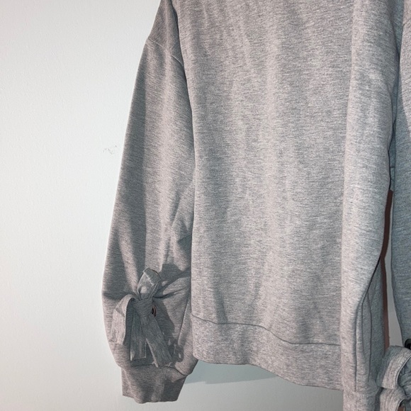 Topsho gray sweater with details on sleeves - Picture 3 of 4